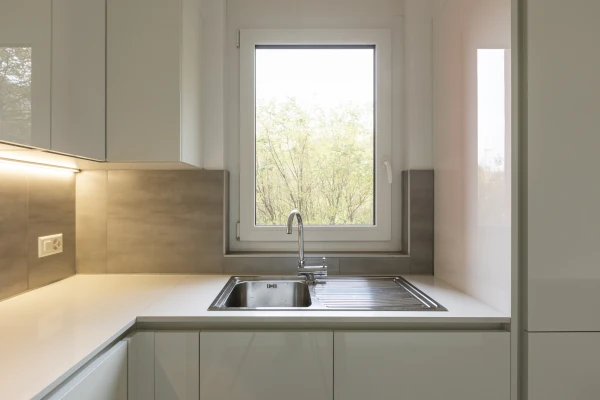 Tilt-and-turn vinyl window
